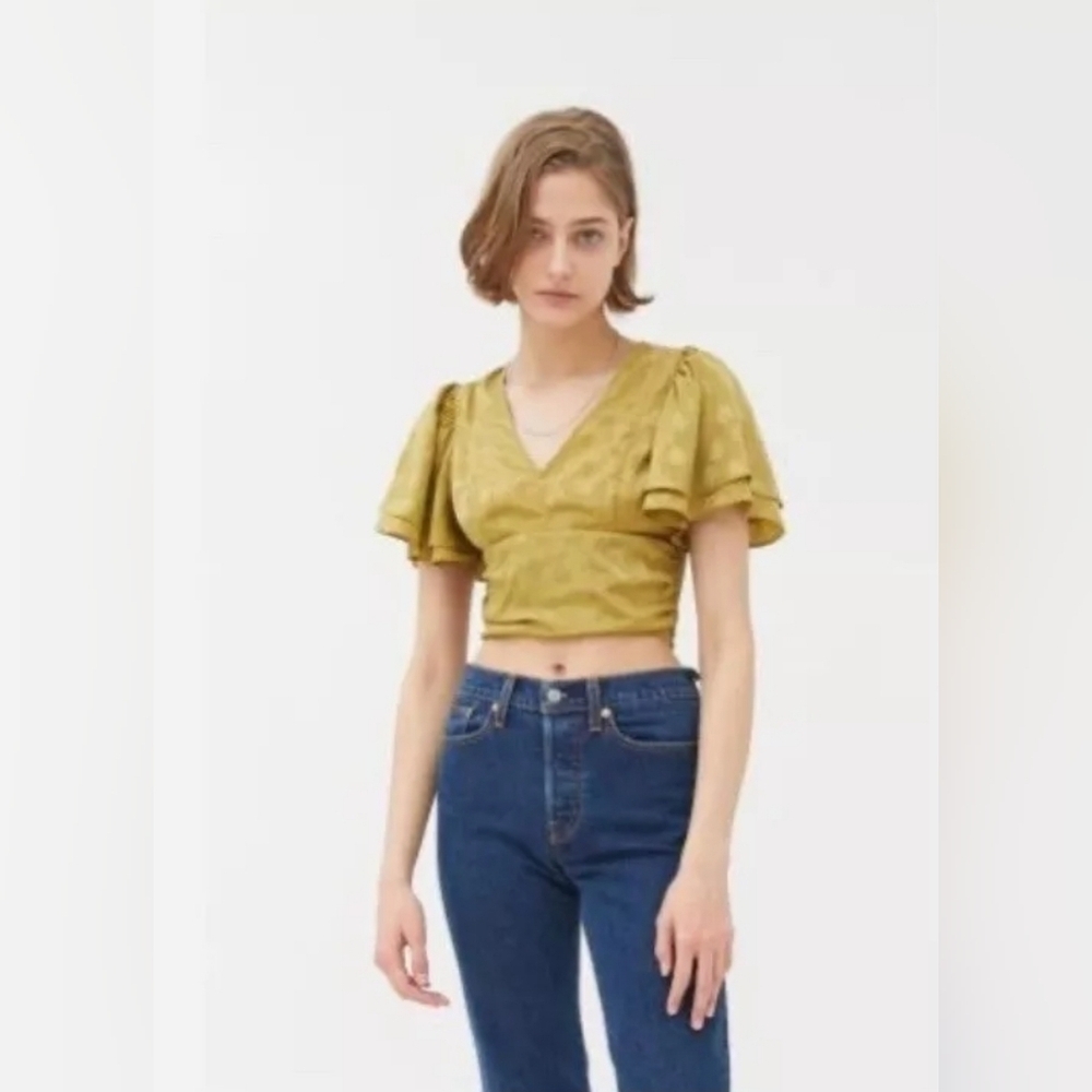 Urban Outfitters Webster Jacquard Flutter Sleeve Cropped Top Size M Gold Casual